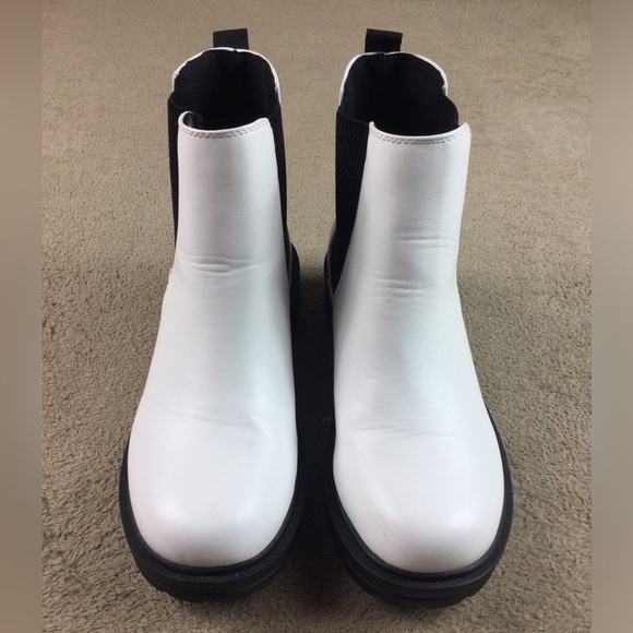 Unr8ted White Chelsea boots Womens size 8.5W slip on - Picture 2 of 11